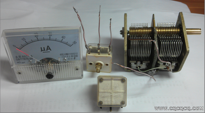 双联270pF塑料薄膜电容，和双联365PF空气电容，以及一个微安表。